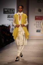 Model walks the ramp for Anju Modi at Wills Lifestyle India Fashion Week Autumn Winter 2012 Day 1 on 15th Feb 2012 (9).JPG